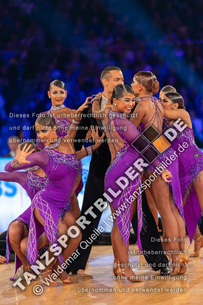 20231111-02789 | Hier finden Sie Tanz Bilder vom Latein und Standard Formationen tanzen. Sportbilder vom Tanzsport. Schöne Fotos und von Weltmeisterschaft, Europameisterschaft, Bundesliga, Regionalliga, Oberliga und Landesliga sowie von GOC Stuttgart, DanceComp, WM Bremen