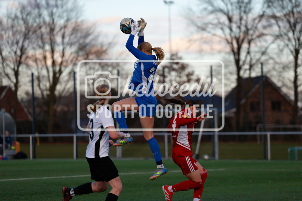 Fußball I Frauen I Saison 2025-2026 I AOK NFV Pokal I SV Meppen 1912 e.v. U20 2 - SpVg Aurich I 01.03.2026-95 | Carla Mia Steenken (24, SV Meppen 1912 e.v.) Fängt den Ball in der Luft - Realisiert mit Pictrs.com