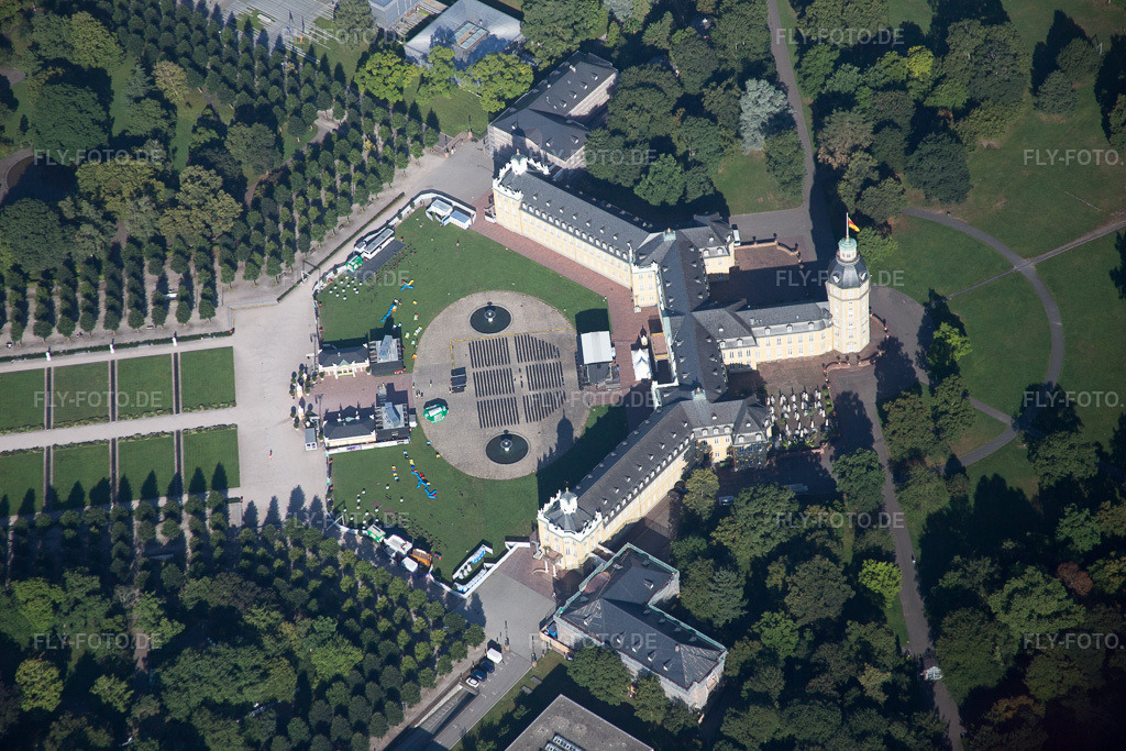 Luftbild: Schloßplatz im Ortsteil Innenstadt-West in Karlsruhe im Bundesland Baden-Württemberg in Deutschland. Foto: IMG_093045.jpg vom 13.08.2016 durch Werner Riehm/FLY-FOTO.de
