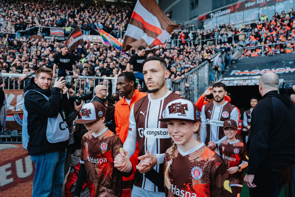 FCS00447 | Der offizielle Shop für FC St. Pauli Fotos. Wähle aus Spielszenen & Fanmomenten dein FCSP Wunschformat. Wir liefern Millerntor-Atmosphäre.