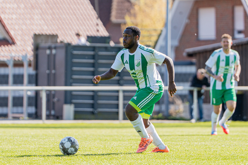 Fußball I Herren I Saison 2025-2026 I Bezirksliga Weser-Ems 4 I 29. Spieltag I TuS Lutten - SV Holdorf I 12409 | jns.sportfotos - Realisiert mit Pictrs.com