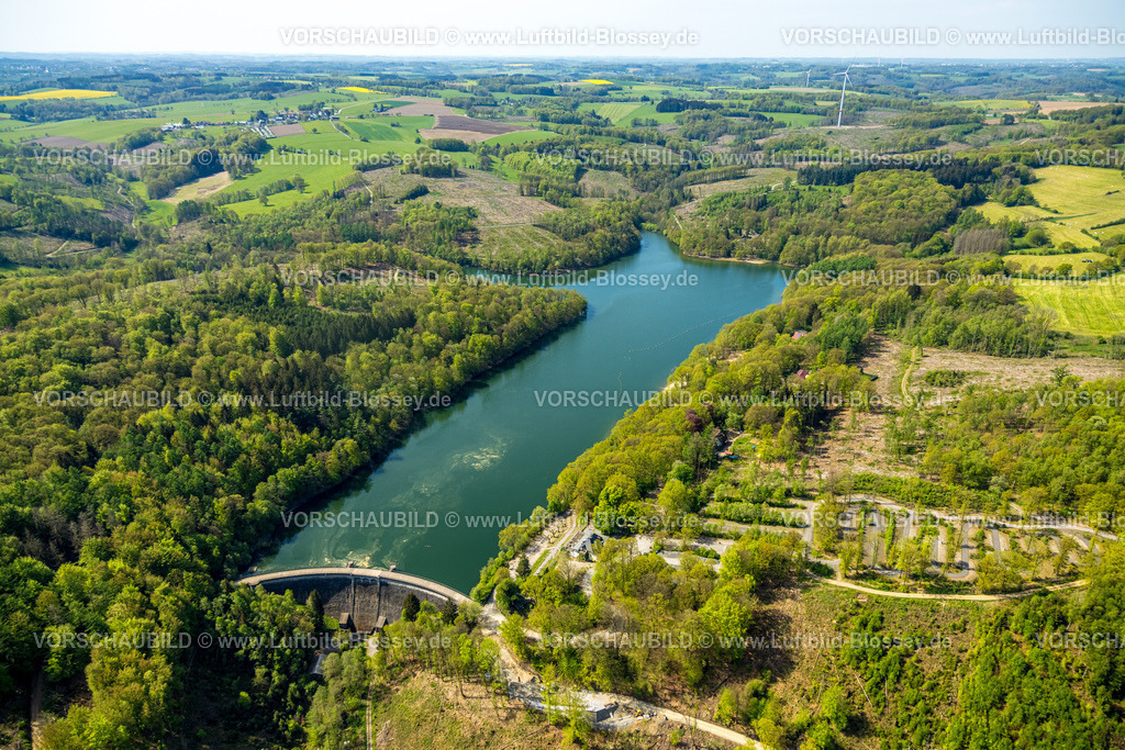 Breckerfeld240504699 | Luftbild, Glörtalsperre mit Staumauer und Baustelle im Waldgebiet Landwehr, AVU Windräder im Hintergrund, Loh, Breckerfeld, Ruhrgebiet, Nordrhein-Westfalen, Deutschland
