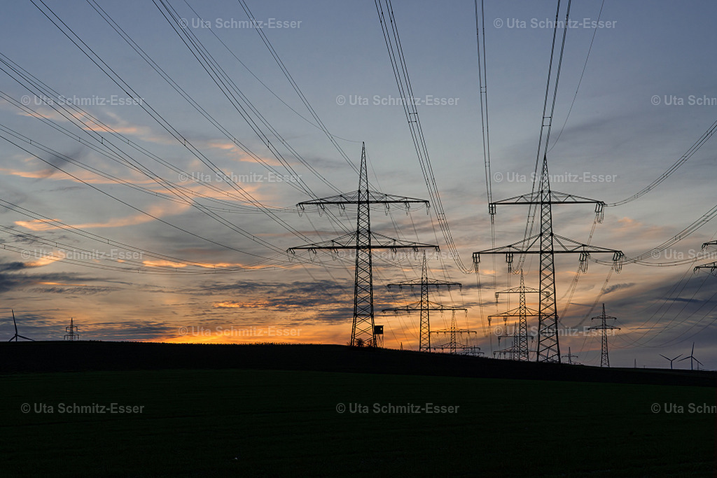 Strom_05 | Hochspannungsmasten - Realisiert mit Pictrs.com