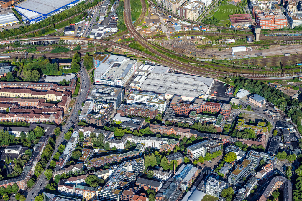 Hamburg_Altona_ELS_1967090823 | HAMBURG 09.08.2023 Schienen- Gleis- und Oberleitungsstrang im Streckennetz der Deutschen Bahn Altona in Hamburg, Deutschland. // Railway track and overhead wiring harness in the route network of the Deutsche Bahn in Hamburg, Germany. Foto: Martin Elsen