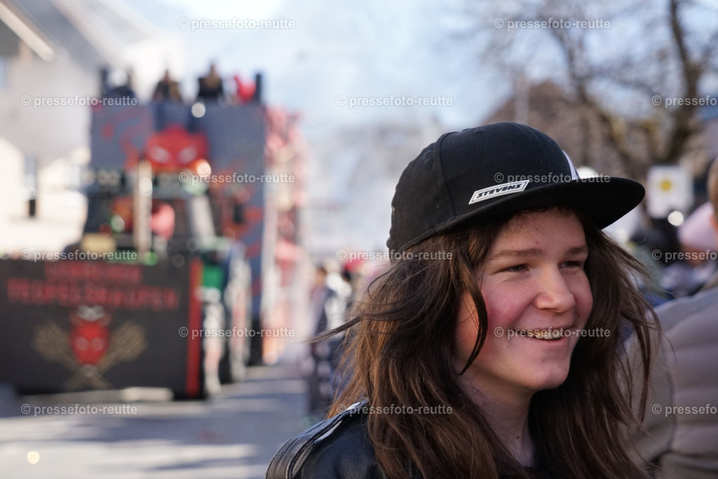 news-2023-Feb16-Unsinniger_Fasching_Reutte-sony-DSC02588 | Info aus dem Bezirk Reutte/Ausserfern Tirol sowie eine umfangreiche Bilddatenbank über die gesamte Region: Lechtal, Talkessel Reutte, Tannheimertal, Zwischentoren. Lech, Plansee, Zugspitze, Grenztunnel, B179, Fernpassstraße, Verkehr, Lawinen, Tradition, - Realisiert mit Pictrs.com