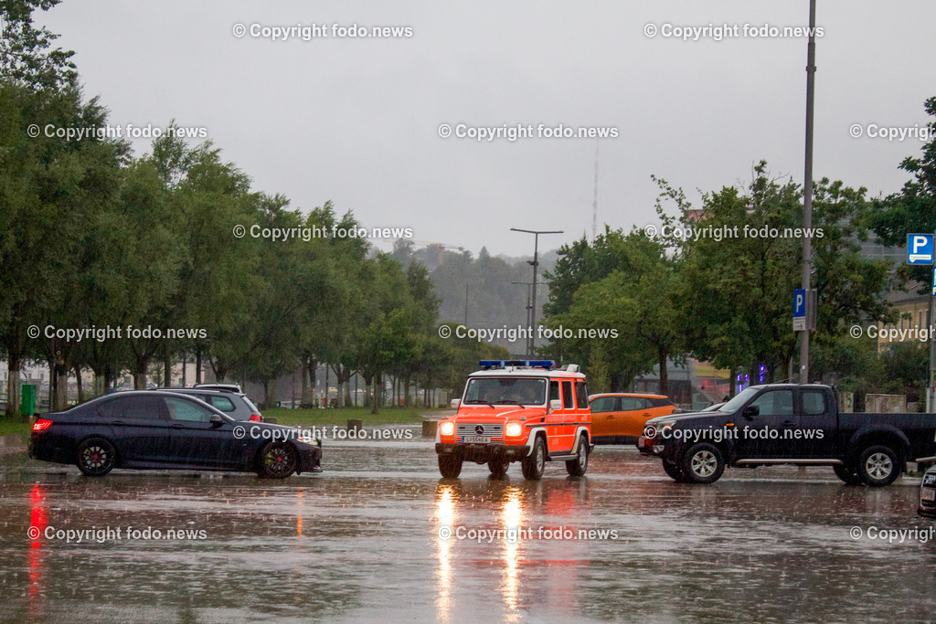 Linz_ Hochwasser_ 28.08.2023-3 | 28.8.2023, Linz, AUT, Urfahr, Hochwasser, im Bild Starkregen, Feuerwehr, parkende Autos, Urfahraner Jahrmarktgelaende