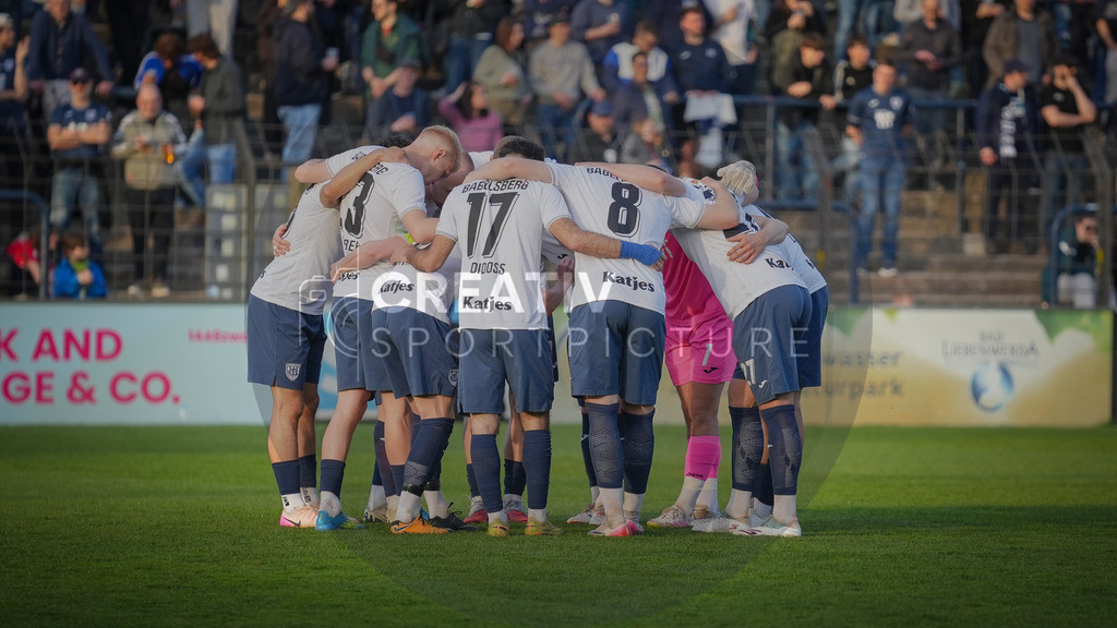 Fußball, Herren, Saison 2025/2026, Regionalliga Nordost, 30. Spieltag, FSV 63 Luckenwalde vs. SV Babelsberg 03, Freitag 17.04.2026, Karl-Liebknecht-Stadion Potsdam | Fußball, Herren, Saison 2025/2026, Regionalliga Nordost, 30. Spieltag, FSV 63 Luckenwalde vs. SV Babelsberg 03, Freitag 17.04.2026, Karl-Liebknecht-Stadion Potsdam, Im Bild: Der Mannschaftskreis des SV Babelsberg 03 vor Spielbeginn. - Realisiert mit Pictrs.com