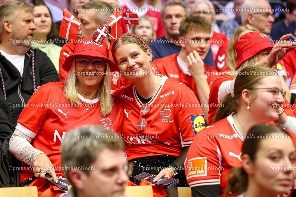 EHF16012602007 | 16.01.2026, Handball, Men's EHF EURO 2026, Dänemark - Nordmazedonien, Jyske Bank Boxen in Herning, Dänemark, Preliminary Round: Gute Laune bei den Fans der dänischen Nationalmannschaft. Die Handballfans freuen sich auf das Spiel in Herning, Feature Freude Fans Fan Zuschauer Besucher