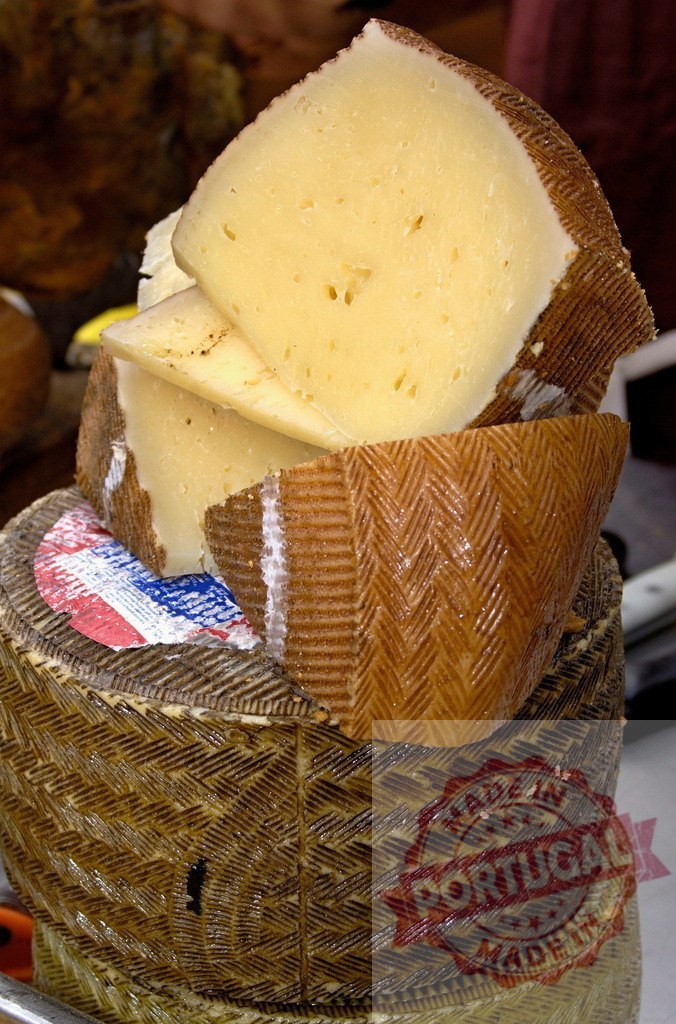 Manchego cheese wedges from a whole wheel | Manchego cheese wedges and wheels displaying characteristic herringbone pattern - Realisiert mit Pictrs.com