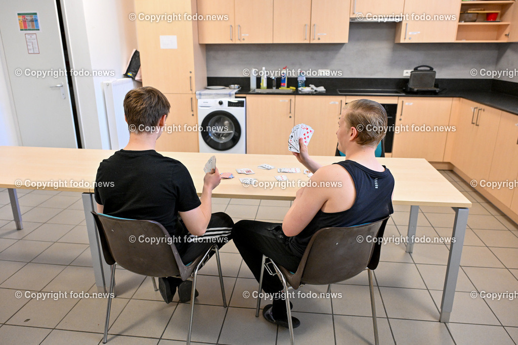 Justizanstalt Linz_ 29.04.2024_-38 | 29.04.2024, Linz, AUT, Justizanstalt, Justizwache, im Bild Haeftlinge, Insassen beim Kartenspielen in der Kueche
