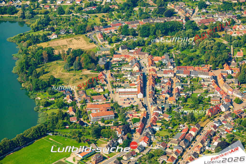 Stadt Warin von Oben- Die Luftaufnahme wurde 2025 vom UL-Flugzeug heraus erstellt ( keine Drohnenaufnahme ) - Hochauflösende Luftaufnahme - für Wandbilder und großformatige Ausdrucke geeignet. Das besondere Geschenk!Hier alle&nbsp;Infos zur Lizenzierung der LuftaufnahmeWir fliegen auch dieses Jahr wieder in Ihre Region um Luftbilder zu erstellen.- Luftbild anfragen