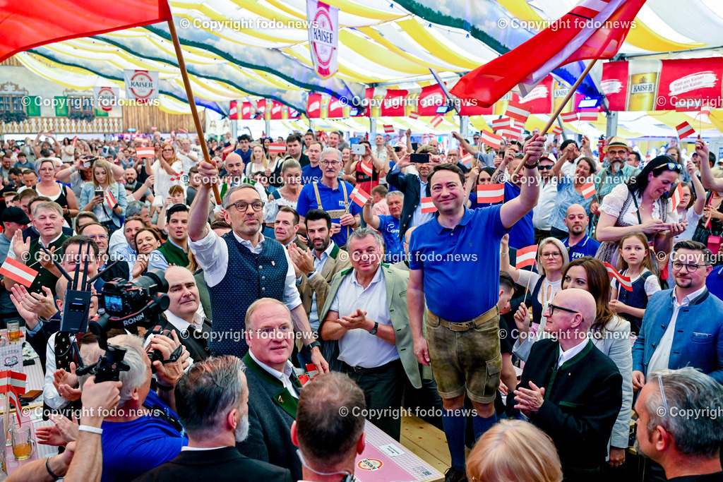 Urfahraner Jahrmarkt_ 1.Mai Kundgebung FPOE_ 01.05.2025-97 | 01.05.2025, Urfahraner Jahrmarkt, AUT, 1.Mai Kundgebung FPOE, im Bild Einzug von Manfred Haimbuchner (FP, Landeshauptmann Stellvertreter Ooe) und Herbert Kickl (FP, Bundesparteiobmann), Besucher im Bierzelt der 1.Mai Kundgebung FPOE