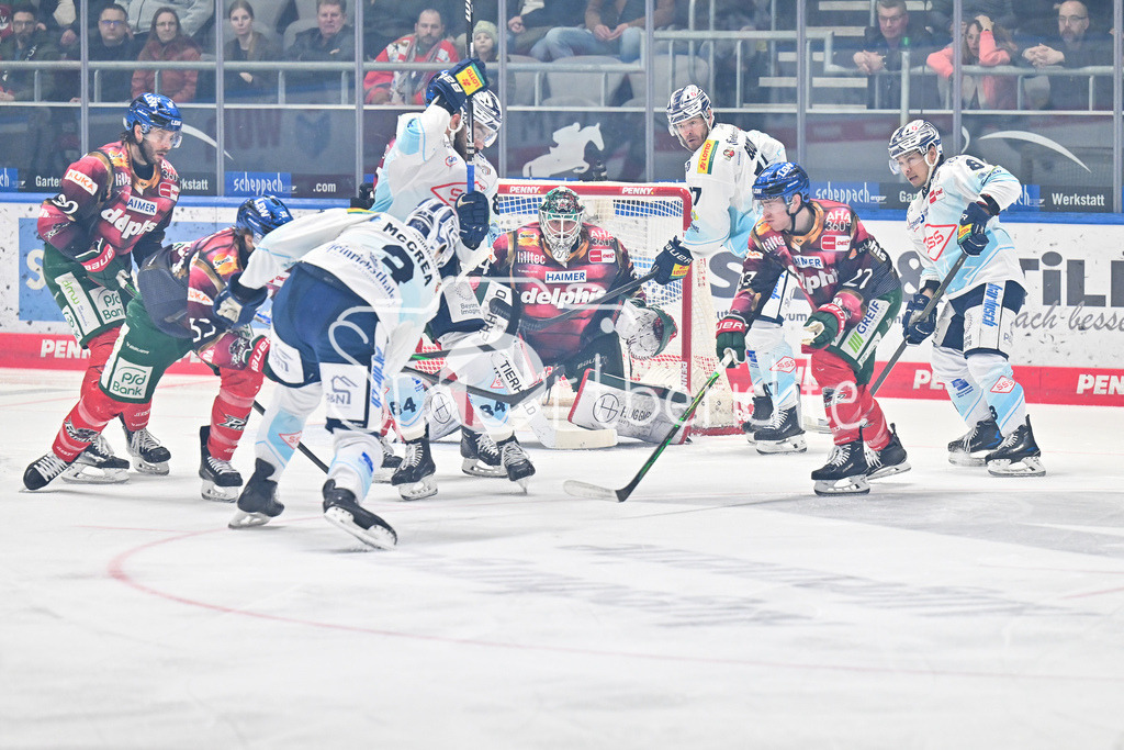 Augsburger Panther - Dresdner Eislöwen | AUGSBURG, DEUTSCHLAND - 06. MÄRZ: der Schuss von Alec McCEREA (Eislöwen Dresden 3) geht nicht ins Tor von Michael GARTEIG (Augsburger Panther 34 während dem Match zwischen den Augsburger Panthern und den Dresdner Eislöwen am 49. Spieltag der Penny DEL im Curt Frenzel Stadion