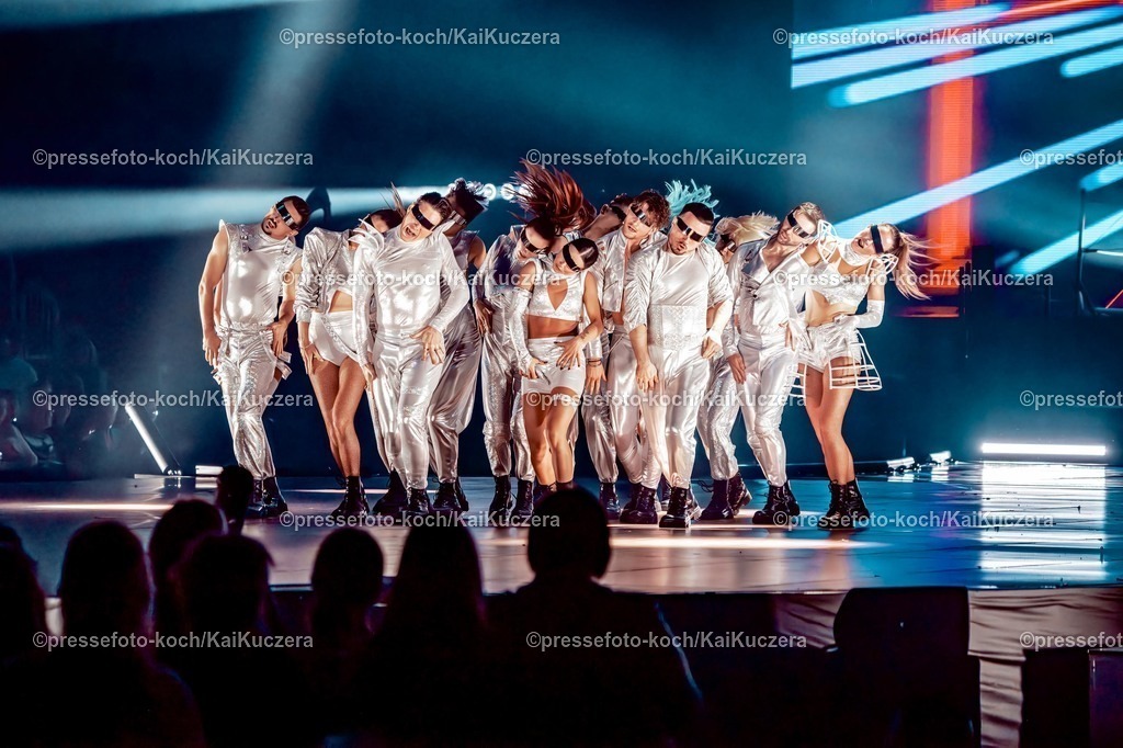 xKKUx15112501012 | 15.11.2025, xkkux, Düsseldorf, Let's Dance die Tour 2025 im PSD Bank DOME. Eröffnungstanz  im futuristischen Look der Profitänzer auf der Bühne 