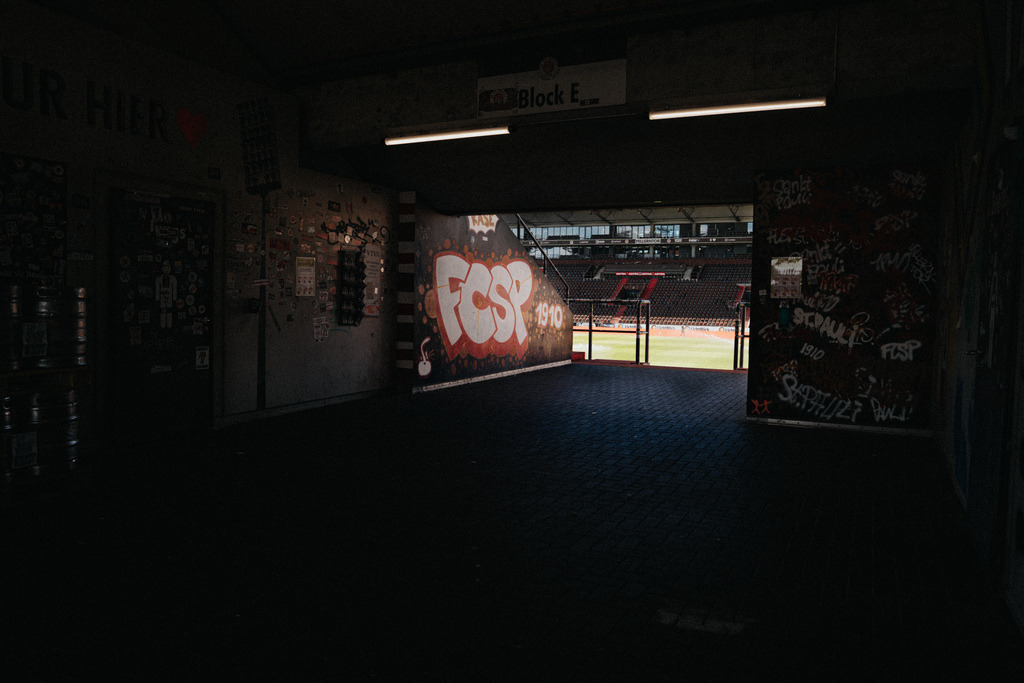 FCP07134 | Der offizielle Shop für FC St. Pauli Fotos. Wähle aus Spielszenen & Fanmomenten dein FCSP Wunschformat. Wir liefern Millerntor-Atmosphäre.