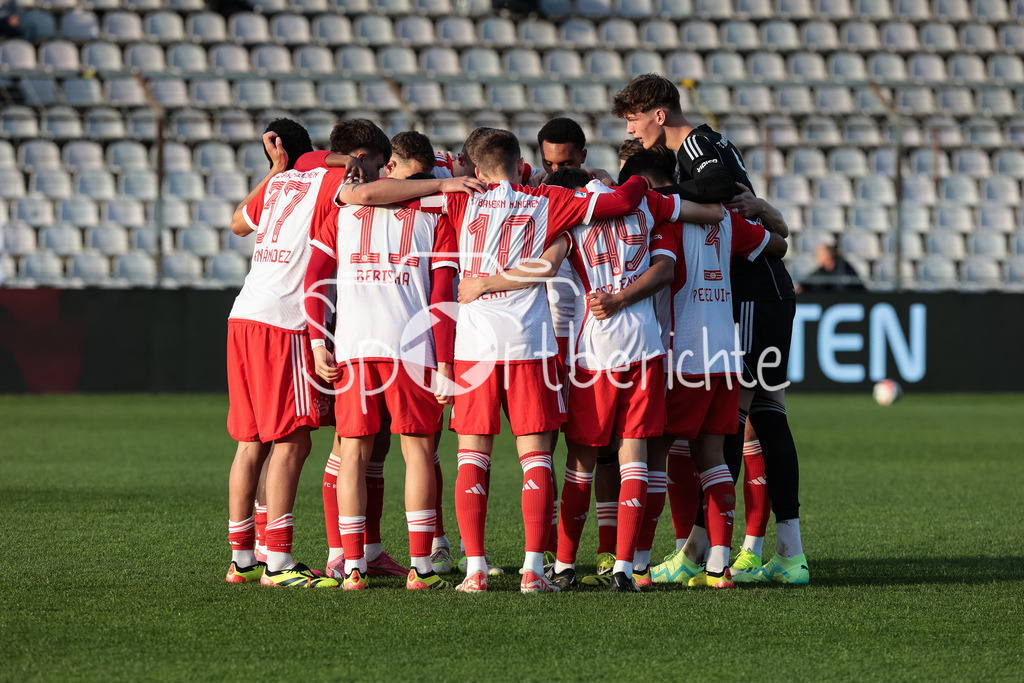 FC Bayern Amateure - TSV Aubstadt | Das Team der kleinen Bayern motiviert sich nochmal vor der Partie