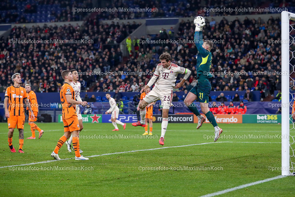 UCL10122401085 | 10.12.2024, Fußball, UEFA Champions League, Schachtar Donezk - FC Bayern München, Arena AufSchalke Gelsenkirchen, 8. Spieltag Saison 2024 2025: Torwart Dmytro Riznyk (Schachtar Donezk #31) verteidigt das Tor gegen Thomas Müller (Bayern #25)DFB regulations prohibit any use of photographs as image sequences and or quasi-video.