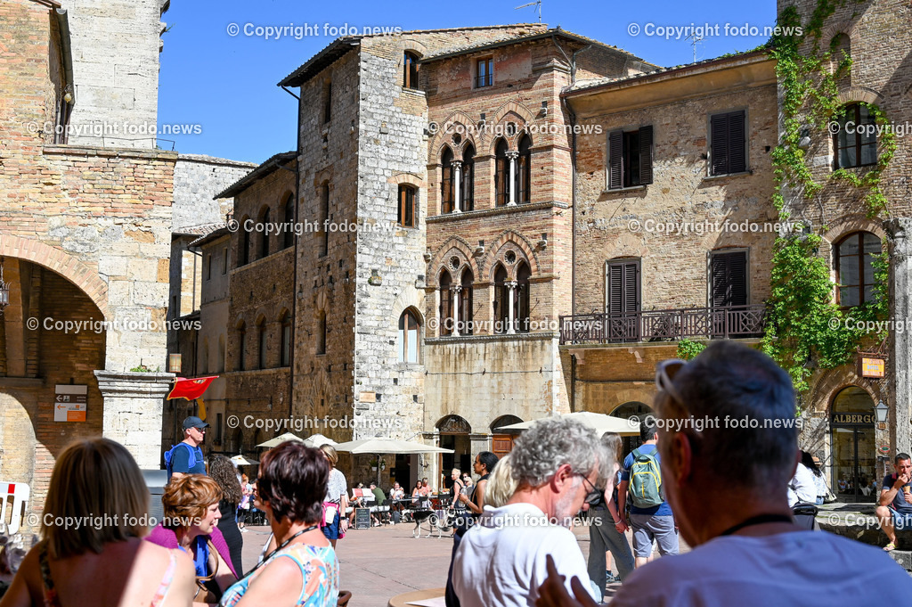 Italien_ Toskana_ San Gimignano_ 31.05.2024-192 | 31.05.2024, Italien, ITA, Toskana, San Gimignano im Bild Stadtansichten Gebäude, Architektur, Touristen, Historisch, Souvenir, Ansichten der berühmten Stadt San Gimignano in der Toskana-Italien - View of the famous town San Gimignano in Tuscany-ItalySan Gimignano ist eine italienische Kleinstadt in der Toskana mit einem mittelalterlichen Stadtkern. San Gimignano wird auch die Stadt der Türme genannt. Die Stadt liegt in der Provinz Siena. Sie gehört neben Florenz, Siena und Pisa zu den von Touristen meist besuchten Zielen in der Toskana.