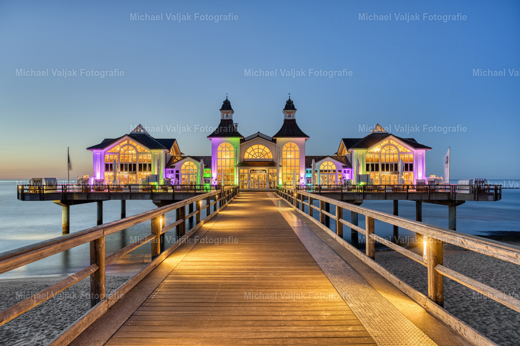 Seebrücke in Sellin auf Rügen am Abend | Blick auf die beleuchtete Seebrücke in Sellin zur blauen Stunde.  - Realisiert mit Pictrs.com