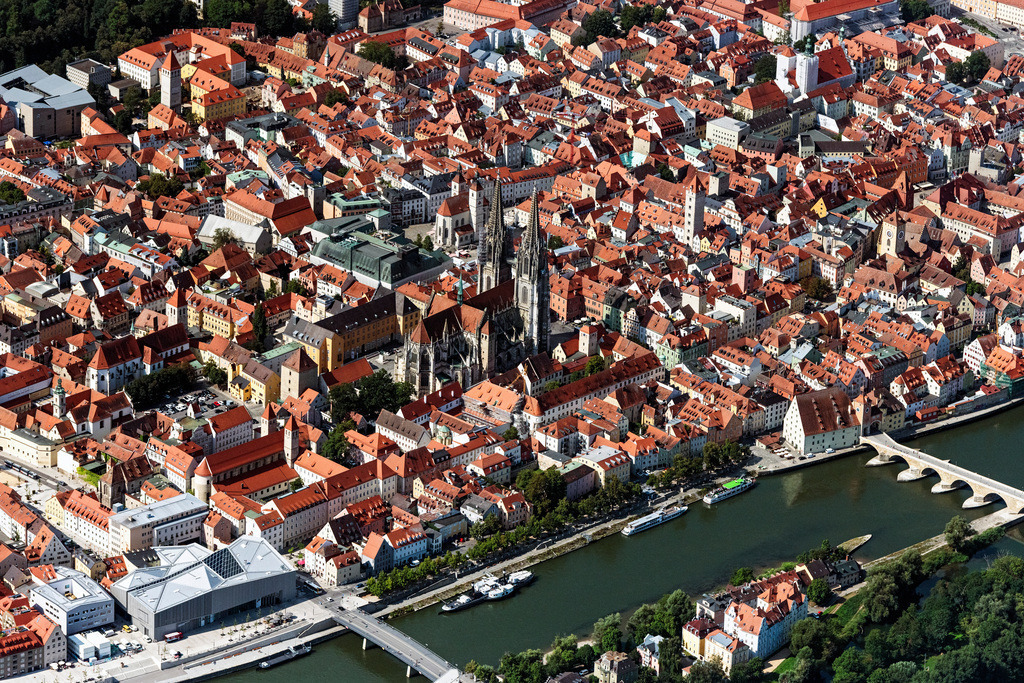 dr__0030852.jpg | REGENSBURG 01.08.2019 Dom St. Peter und Steinerne Brücke im Altstadt- Zentrum der Innenstadt von Regensburg an der Donau im Bundesland Bayern. Die Kirche ist die bedeutendste Kathedrale des Bistums Regensburg. Die mittelalterliche Steinerne Brücke ist das zweite Wahrzeichen der Stadt Regensburg. Sie verbindet die Altstadt mit dem Stadtteil Stadtamhof. // Cathedral of St Peter and Stone Bridge in Old Town- center downtown Regensburg on the Danube in the state Bavaria. The church of the diocese Regensburg's most important cathedral. The medieval stone bridge is the other landmark of the city Regensburg. It connects the town with the district Stadtamhof. Foto: Daniel Reiter