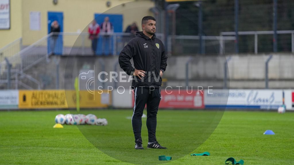 Fußball, Herren, Saison 2025/2026, Testspiel, Freundschaftsspiel, FSV 63 Luckenwalde vs. 1.FC Union Berlin, Mittwoch 08.10.2025, Werner-Seelenbinder-Stadion Luckenwalde, | Fußball, Herren, Saison 2025/2026, Testspiel, Freundschaftsspiel, FSV 63 Luckenwalde vs. 1.FC Union Berlin, Mittwoch 08.10.2025, Werner-Seelenbinder-Stadion Luckenwalde, Im Bild: Lukas Müller (Co-Trainer Luckenwalde) - Realisiert mit Pictrs.com