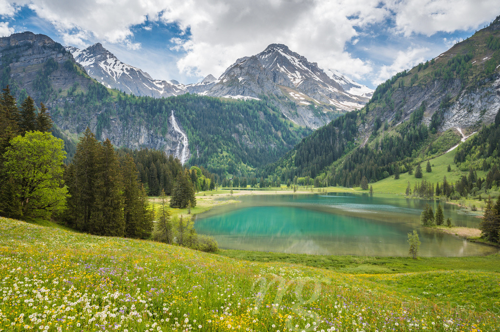 idyllic Lake Lauenensee with Wildhorn in spring, Bernese Alps, Switzerland | Die ideale Geschenkidee für Naturliebhaber. Naturbilder von Marcel Gross Photography für ihr Zuhause in den verschiedensten Formaten und Materialien. - Realisiert mit Pictrs.com