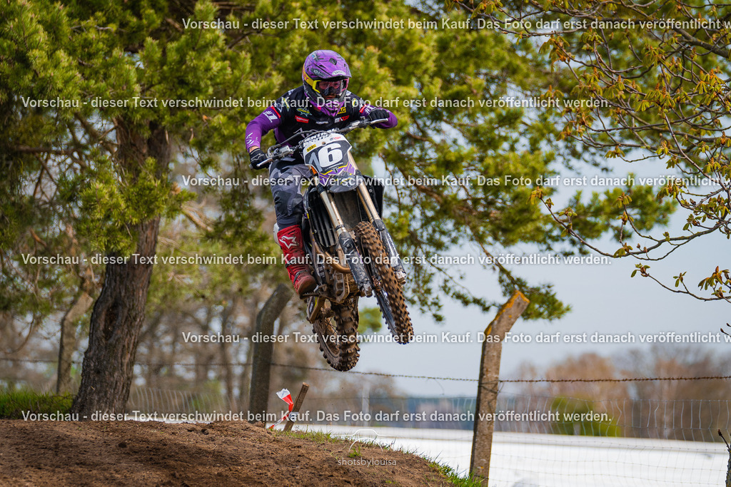 04_13_Bensdorf_MX1-1835 | Sportfotografin aus Berlin-Brandenburg mit Fokus auf Motocross. Ich halte deine sportliche Leistung und echte Emotionen auf und neben der Strecke professionell fest. Entdecke die Fotos von deinem Rennen und bestelle sie direkt hier im Shop.