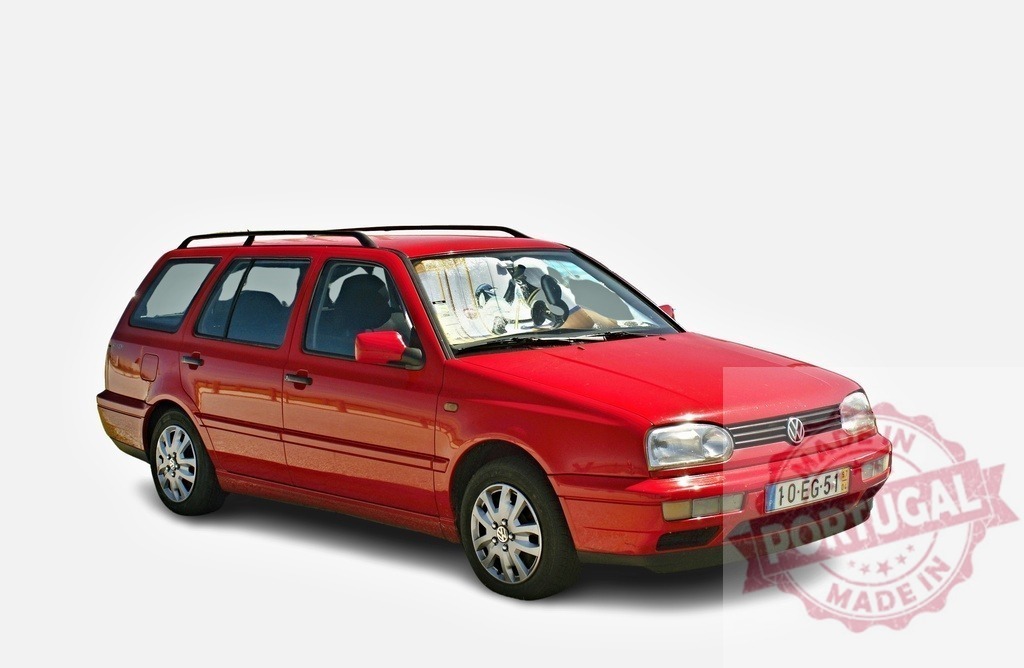 Red Volkswagen Golf Variant parked with sunshade on windshield | Red Volkswagen Golf Variant with roof rack and sunshade on windshield, parked on white background - Realisiert mit Pictrs.com
