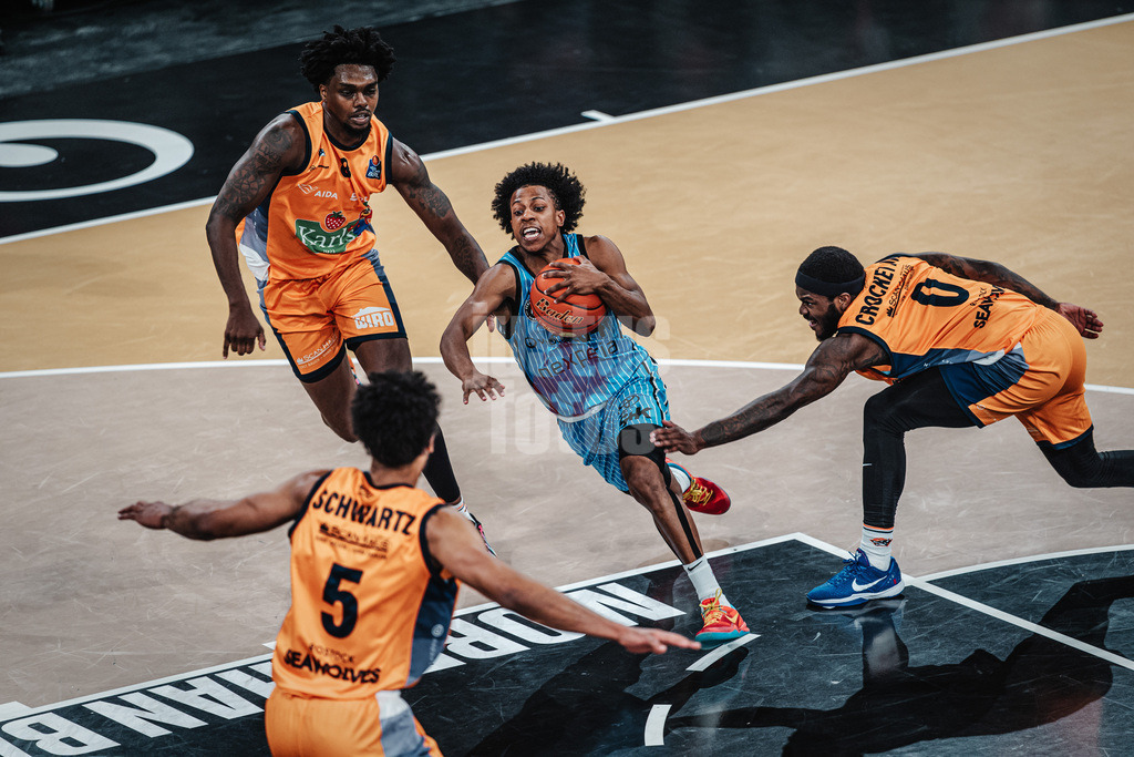 Basketball | Männer | Saison 2025/2026 | easyCredit Basketball Bundesliga | 13. Spieltag | Veolia Towers Hamburg vs. Rostock Seawolves | 22.04.2026 | Ross Williams (#34, Hamburg Towers) kämpft sich durch