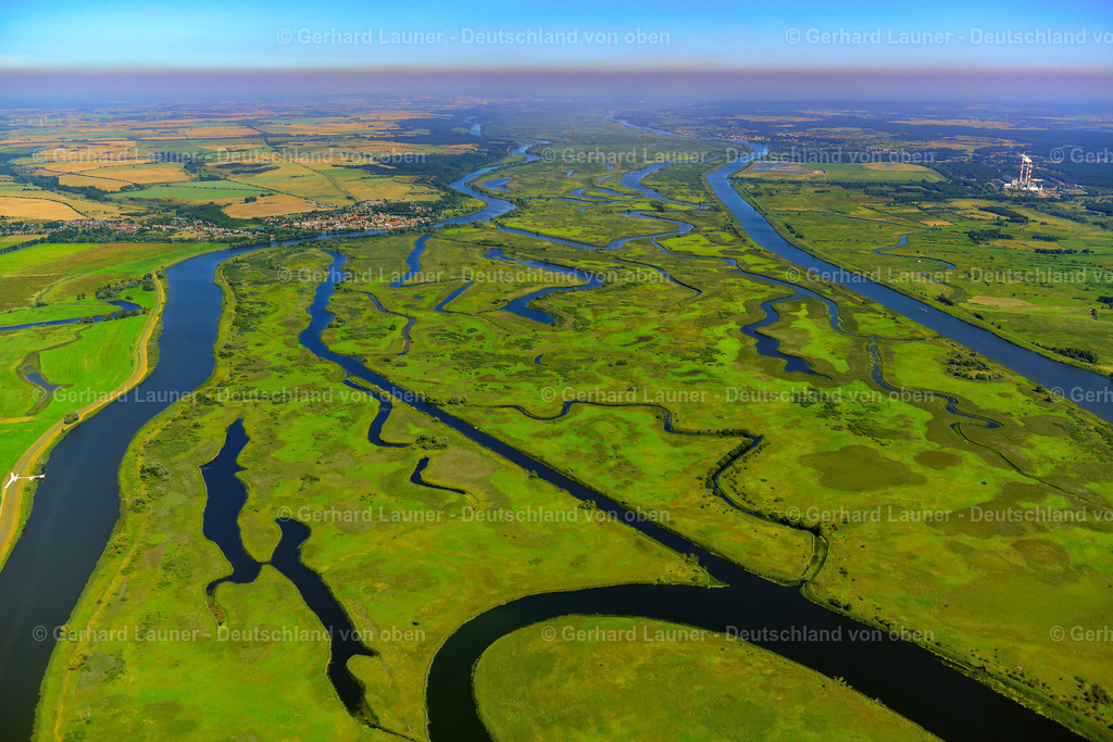 3637549 | Nationalpark Unteres Odertal  bei  GARTZ (ODER) 25.08.2016 Nationalpark Unteres Odertal am Unterlauf der Oder in Schwedt/Oder im Bundesland Brandenburg, Deutschland. Die großflächige Fluss-Auenlandschaft ist Lebensraum für viele seltene oder geschützte Pflanzen und Tiere. // Structures of a field landscape of Nationalpark Unteres Odertal in Schwedt/Oder in the state Brandenburg, Germany. Foto: Gerhard Launer