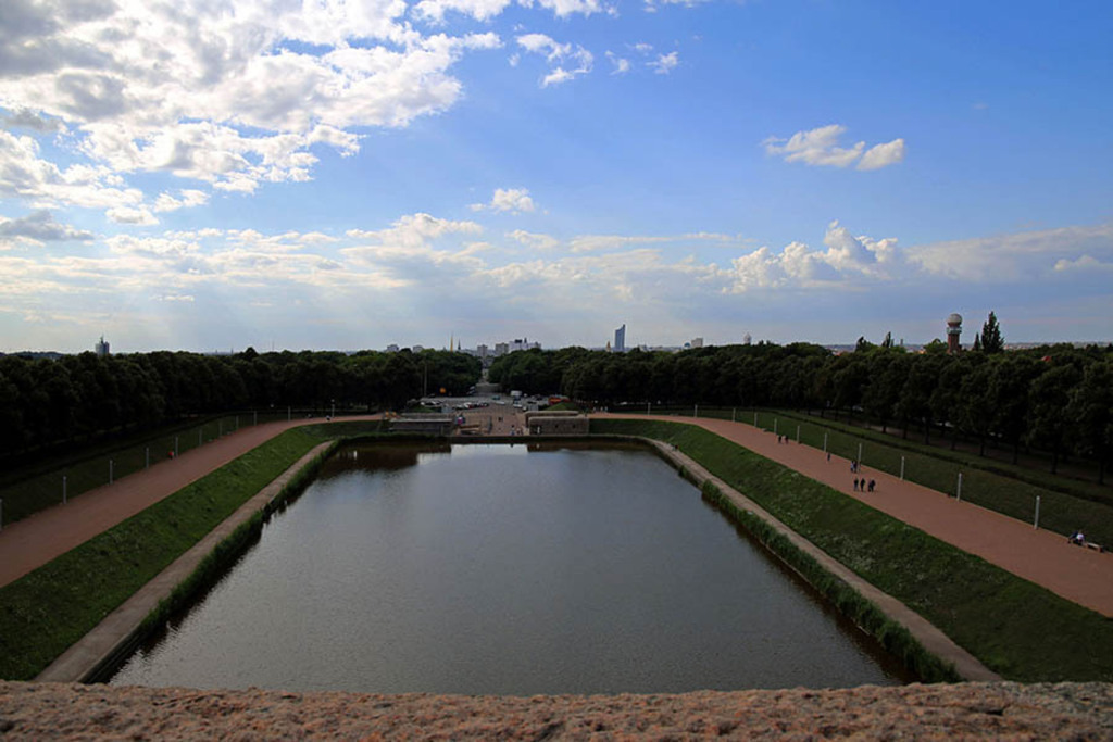 Foto: Leipzig - Völkerschlachtdenkmal - Blick von der Aussichtsplattform | Das Team hinter BILDLEXIKON LEIPZIG bündelt historische wie aktuelle Informationen über die Stadt Leipzig in Text und Bild auf einer Plattform und stellt diese der interessierten Öffentlichkeit zur Verfügung.