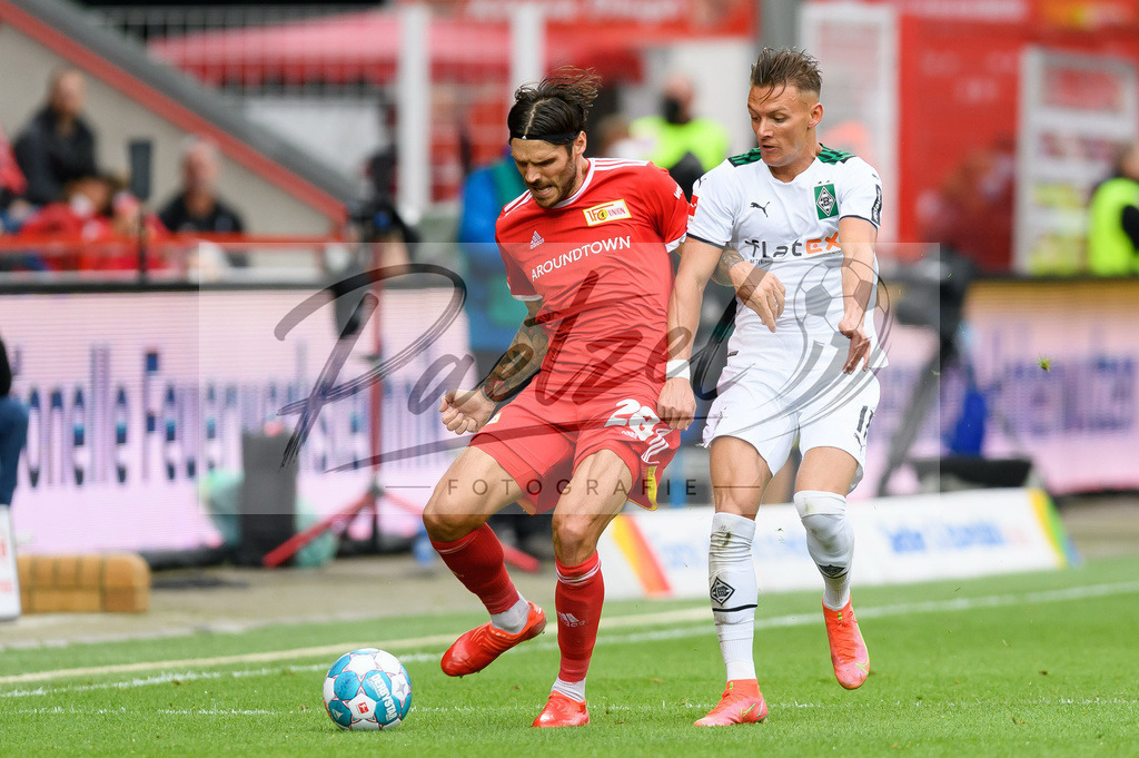 FCUBMG20210829_015 | Fussball, Herren: Christopher Trimmel (1.FC Union Berlin) und Hannes Wolf (Borussia Moenchengladbach) im Zweikampf beim Spiel der 1. Bundesliga zwischen 1. FC Union Berlin und Borussia Moenchengladbach im Stadion An der Alten Foersterei am 29.08.2021 in Berlin, Deutschland. - Realisiert mit Pictrs.com