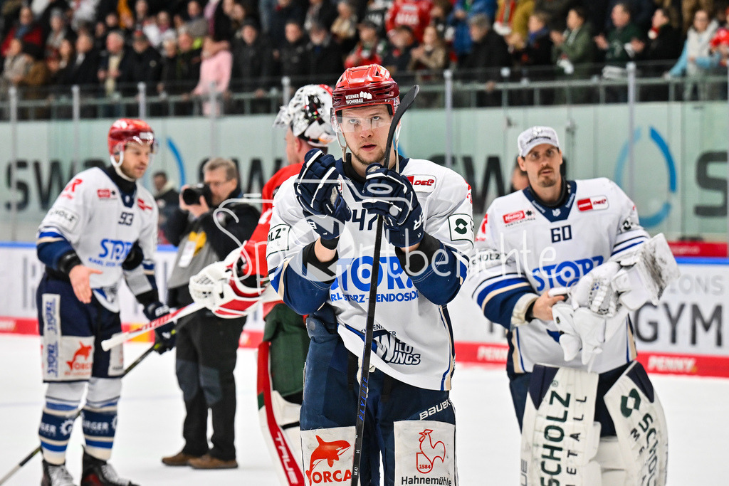 Augsburger Panther - Schwenninger Wild Wings | AUGSBURG, GERMANY - 02. JANUARY: die Spieler der Gäste bedanken sich nach der Niederlage in Augsburg bei den mitgereisten Fans - Alexander KARACHUN (Schwenninger Wild Wings 47) nach dem Match zwischen den Augsburger Panthern und den Schwenninger Wild Wings am 35. Spieltag der Penny DEL im Curt Frenzel Stadion