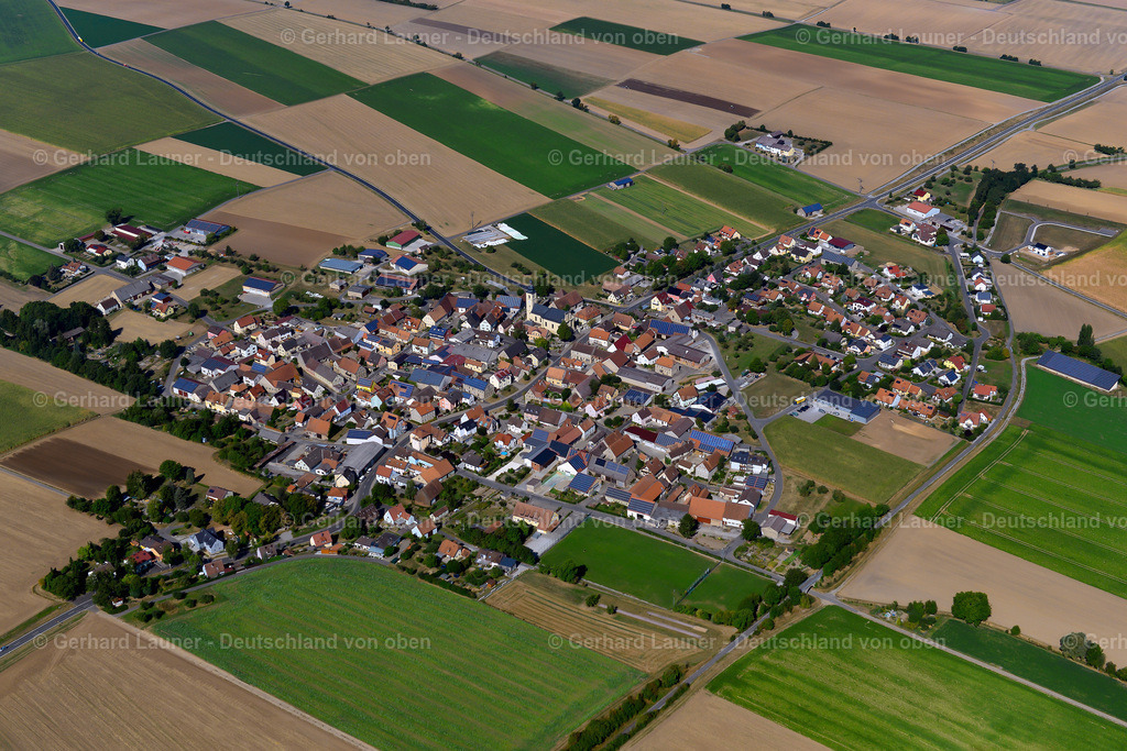 3650465 | SONDERHOFEN 13.09.2016 Ortsansicht am Rande von landwirtschaftlichen Feldern und Nutzflächen  in Sonderhofen im Bundesland Bayern, Deutschland // Village view on the edge of agricultural fields and land  in Sonderhofen in the state Bavaria, Germany Foto: Gerhard Launer