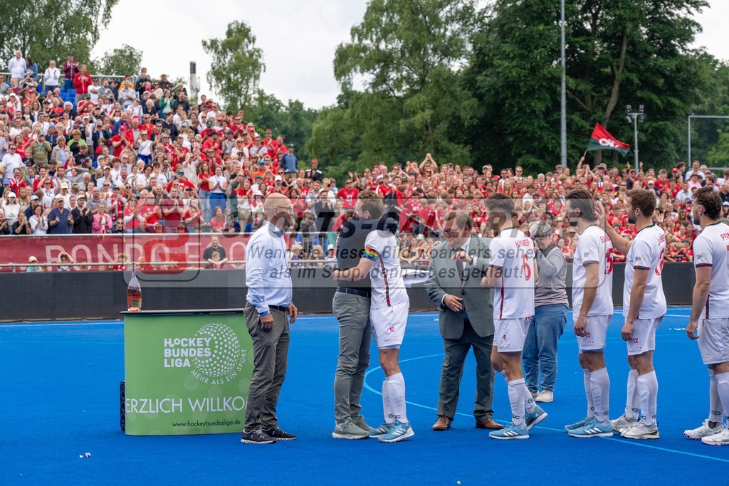 Final4_20250601-1528-HK108809 | Krefeld, Deutschland, 01.06.2025:  Feldhockey Final4 2025 – „Deutsche Feldhockey-Meisterschaften 2025“ Crefelder HTC - Rot-Weiss Köln (Finale Herren) im Gerd-Wellen-Hockeyanlage am 01.06.2025 in Krefeld, Deutschland. (Foto von Kramhöller/Fehrmann/Kaste)Krefeld, Germany, 01.06.2025: Feldhockey Final4 2025 – „Deutsche Feldhockey-Meisterschaften 2025“ Harvestehuder HTC - Düsseldorfer HC (Finale Damen) in Gerd-Wellen-Hockeyanlage at 01.06.2025 in Krefeld, Deutschland. (Foto from Kramhöller/Fehrmann/Kaste)