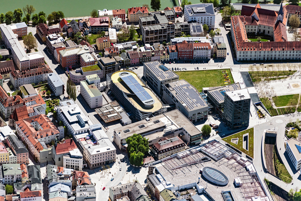 dr__0062370.jpg | PASSAU 09.05.2021 Parkdeck auf dem Gebäude des Parkhauses Zentralgarage Passau in Passau im Bundesland Bayern, Deutschland. // Parking deck on the building of the car park Zentralgarage Passau in Passau in the state Bavaria, Germany. Foto: Daniel Reiter