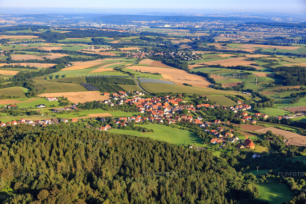 Luftbild: Dorfansicht aus Osten im Ortsteil Weingarts in Kunreuth im Bundesland Bayern in Deutschland. Foto: IMG_092637.jpg vom 07.08.2016 durch Werner Riehm/FLY-FOTO.de