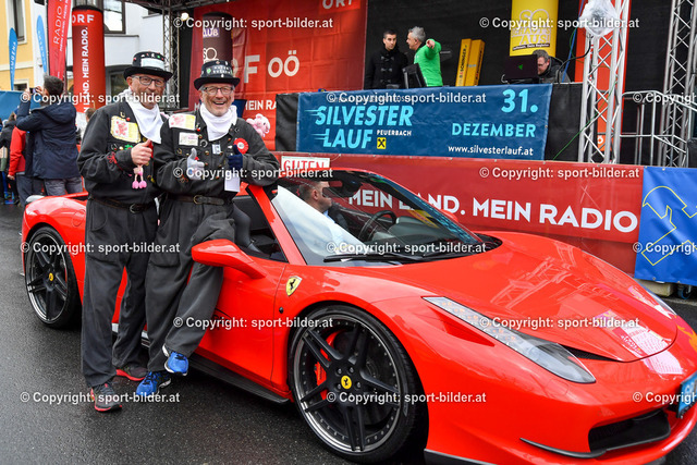 AUT, Laufen, Silvesterlauf Peuerbach 2022 | 31.12.2022, Peuerbach , AUT, Leichtathletik, Laufen, Silvesterlauf Peuerbach 2022, im Bild Rauchfangkehrer Peter und Paul mit Ferrari




