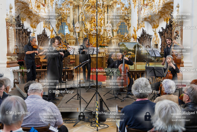 TAM25_K.10__Michael-Vogl_001_6046 | Tage Alter Musik Regensburg K.10 Basilika Unserer Lieben Frau zur Alten Kapelle The Beggar’s Ensemble (Frankreich) Elite de bons mots Meister des französischen Barocks Rameau – Royer – Boismortier – Leclair Augustin Lusson Solovioline, Leitung Foto: Michael Vogl