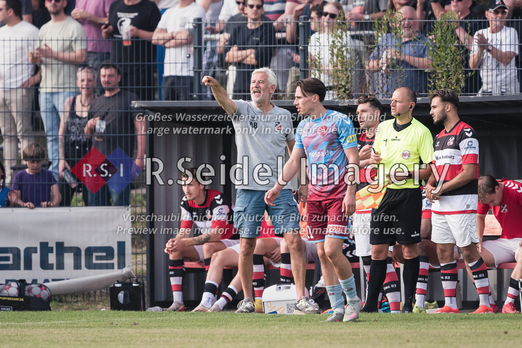 RS-1-136388 | Andreas Bergmann (AFC, Cheftrainer), Ole Klaus Tobias Wagner (#21, WEI), Thomas Gorniak (Schiedsrichterassistent, Linienrichter)