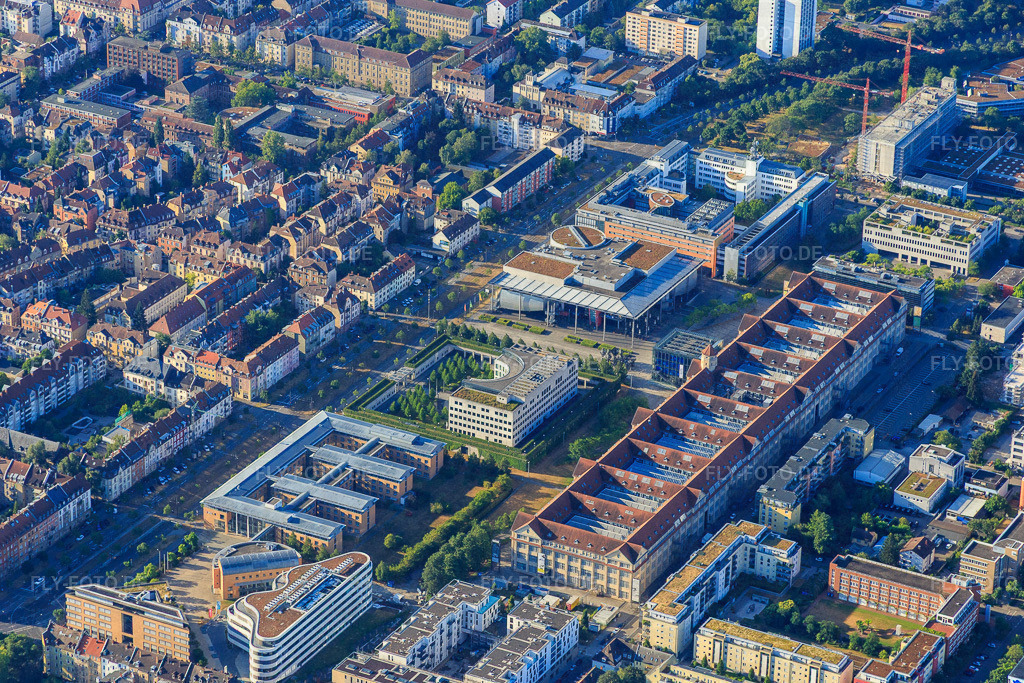 Brauerstraße mit Forterro Deutschland Abas GmbH, Agentur für Arbeit Karlsruhe-Rastatt, Generalbundesanwalt beim Bundesgerichtshof und Staatliche Hochschule für Gestaltung Karlsruhe (HfG) https://abas-erp.com/ https://www.arbeitsagentur.de/vor-ort/kar | Luftbild: Brauerstraße mit Forterro Deutschland Abas GmbH, Agentur für Arbeit Karlsruhe-Rastatt, Generalbundesanwalt beim Bundesgerichtshof und Staatliche Hochschule für Gestaltung Karlsruhe (HfG) https://abas-erp.com/ https://www.arbeitsagentur.de/vor-ort/karlsruhe-rastatt/ http://www.generalbundesanwalt.de/ http://www.hfg-karlsruhe.de/ im Ortsteil Südweststadt in Karlsruhe im Bundesland Baden-Württemberg in Deutschland. Foto: IMG_083872.jpg vom 26.07.2015 durch Werner Riehm/FLY-FOTO.de - Realisiert mit Pictrs.com