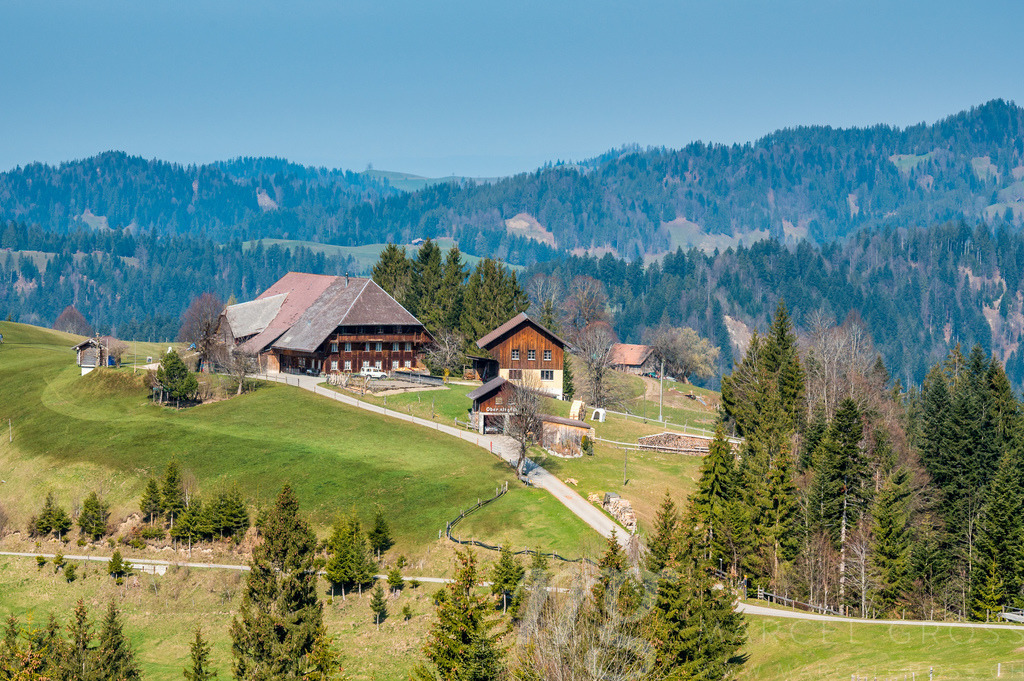 farm in Trub, Emmental | Die ideale Geschenkidee für Naturliebhaber. Naturbilder von Marcel Gross Photography für ihr Zuhause in den verschiedensten Formaten und Materialien. - Realisiert mit Pictrs.com