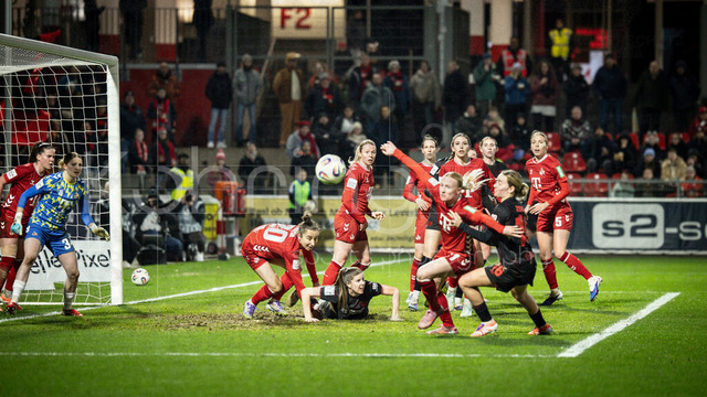 Frauen Fußball-Bundesliga; Bayer 04 Leverkusen - 1. FC Köln, 13.02.2026 | Strafraumszene mit Torhüterin Irina Fuchs (1. FC Köln, 34), Sylwia Matysik (1. FC Köln, 20), Sandra Maria Jessen (1. FC Köln, 6), am Boden Lilla Turanyi (Bayer 04 Leverkusen, 24), Anna Gerhardt (1. FC Köln, 21), Sofie Zdebel (Bayer 04 Leverkusen, 16); Bayer 04 Leverkusen - 1. FC Köln an Spieltag 18 der Google Pixel Frauen-Bundesliga am 13.02.2026 im Ulrich-Haberland-Stadion in Leverkusen (Nordrhein-Westfalen). DFL REGULATIONS PROHIBIT ANY USE OF PHOTOGRAPHS AS IMAGE SEQUENCES AND/OR QUASI-VIDEO.