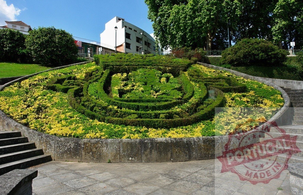Gijón coat of arms topiary at Cerro de Santa Catalina park. Region Norte - Portugal | Gijón coat of arms shaped hedges and yellow flowers decorating a park - Realisiert mit Pictrs.com