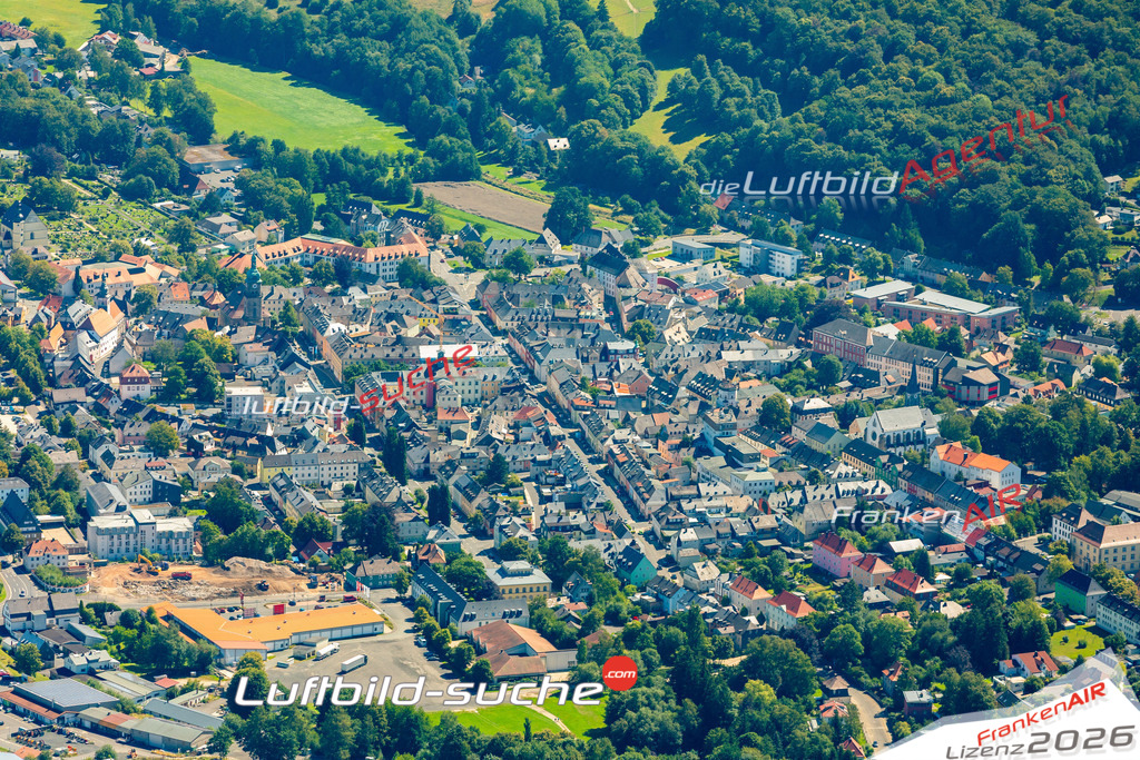 Das Luftbild zeigt : Ludwigstraße Wunsiedel - Die Luftaufnahme wurde 2023 vom UL-Flugzeug aus erstellt ( keine Drohne ) - Hochauflösende Luftaufnahme - Für grossformatige Ausdrucke geeignet. Die Geschenkidee !Mit Lizenz und Bildrechte bestellbar