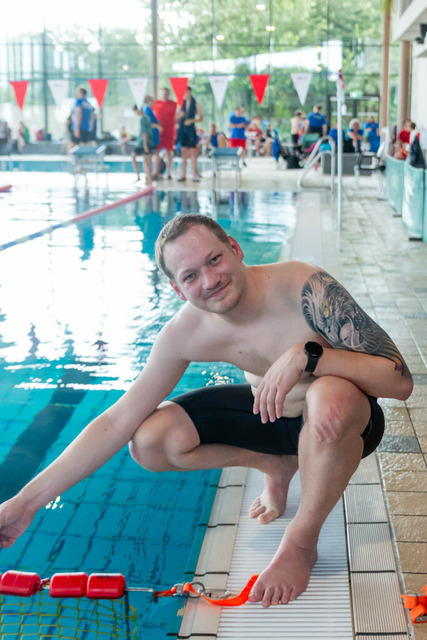 DLRG, Wettkampf, Rettungssport, Landesverbandsmeisterschaften 2026 13.06.2026 | Bedburg, Deutschland - June, 13: Das Rödelteam bei der Vorbereitung auf die Disziplin Hindernisschwimmen bei der Landesverbandsmeisterschaften 2026 im MonteMare Bedburg. Das Rödelteam hat die Aufgabe die Vorbereitungen im Wasser zu übernehmen, damit die Wettkampfläufe zügig und reibungslos ablaufen können. (Foto: Benedikt Lang (DLRG) - Realisiert mit Pictrs.com