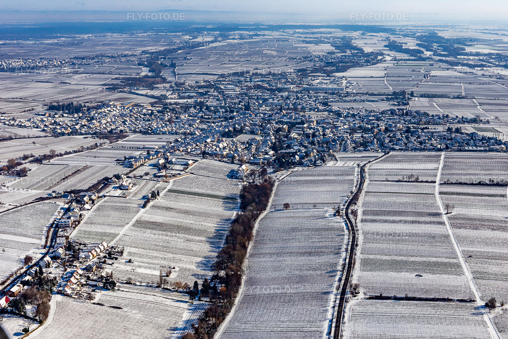 Luftbild: Winterluftbild im Schnee in Edenkoben im Bundesland Rheinland-Pfalz in Deutschland. Foto: IMG_124539.jpg vom 11.02.2021 durch Werner Riehm/FLY-FOTO.de