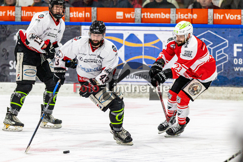Spiel 3 Finale TSV Peißenberg Miners vs EHC Königsbrunn | Eishockey Bayernliga Playoffs 2023/2024, Spiel 3 Finale TSV Peißenberg Miners vs EHC Königsbrunn, 20240328,
Duell zwischen Hayden TRUPP (EHC 43) und Dejan VOGL (Miners 23),
2024-03-28 in Peißenberg (Eisstadion)
43 Hayden TRUPP (EHC 43), 23 Dejan VOGL (Miners 23)
Copyright: WolfgangxLindner foto-lindner.de