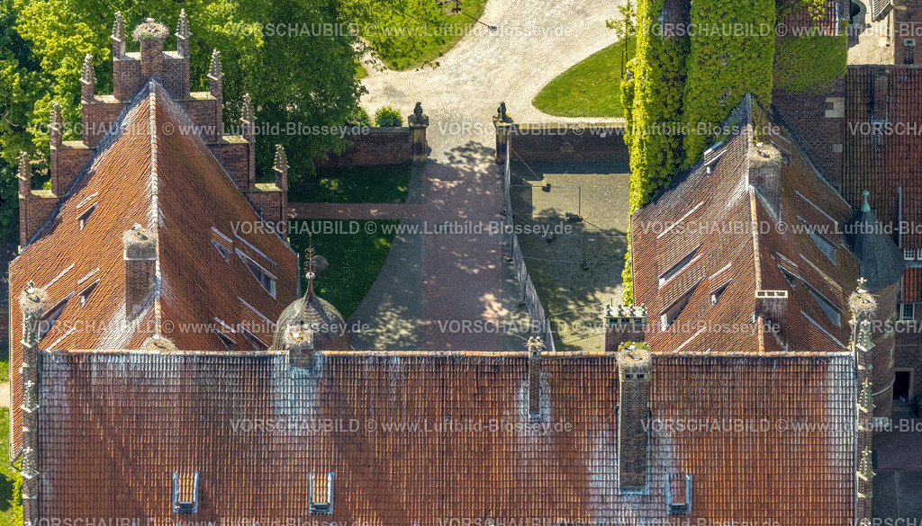 Hamm250500202 | Luftbild, Störche und ihre Nester auf dem Dach Schloss Heessen, Storchenkot auf dem Dach, Uentrop, Hamm, Ruhrgebiet, Nordrhein-Westfalen, Deutschland