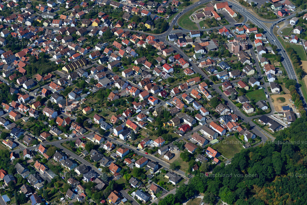 3650571 | WALDBüTTELBRUNN 13.09.2016 Wohngebiet - Mischbebauung der Mehr- und Einfamilienhaussiedlung  in Waldbüttelbrunn im Bundesland Bayern, Deutschland // Residential area - mixed development of a multi-family housing estate and single-family housing estate  in Waldbüttelbrunn in the state Bavaria, Germany Foto: Gerhard Launer